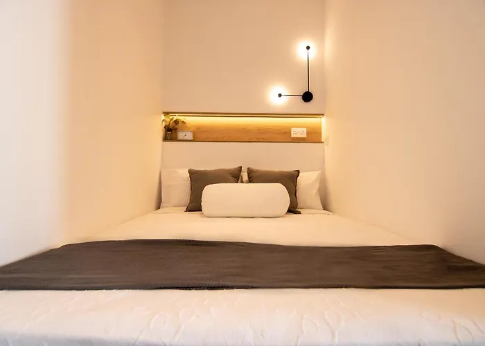 Phaedrus Living Seaview Modern Flat Lighthouse 52