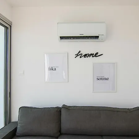 Phaedrus Living Seaview Modern Flat Lighthouse 52 Daire